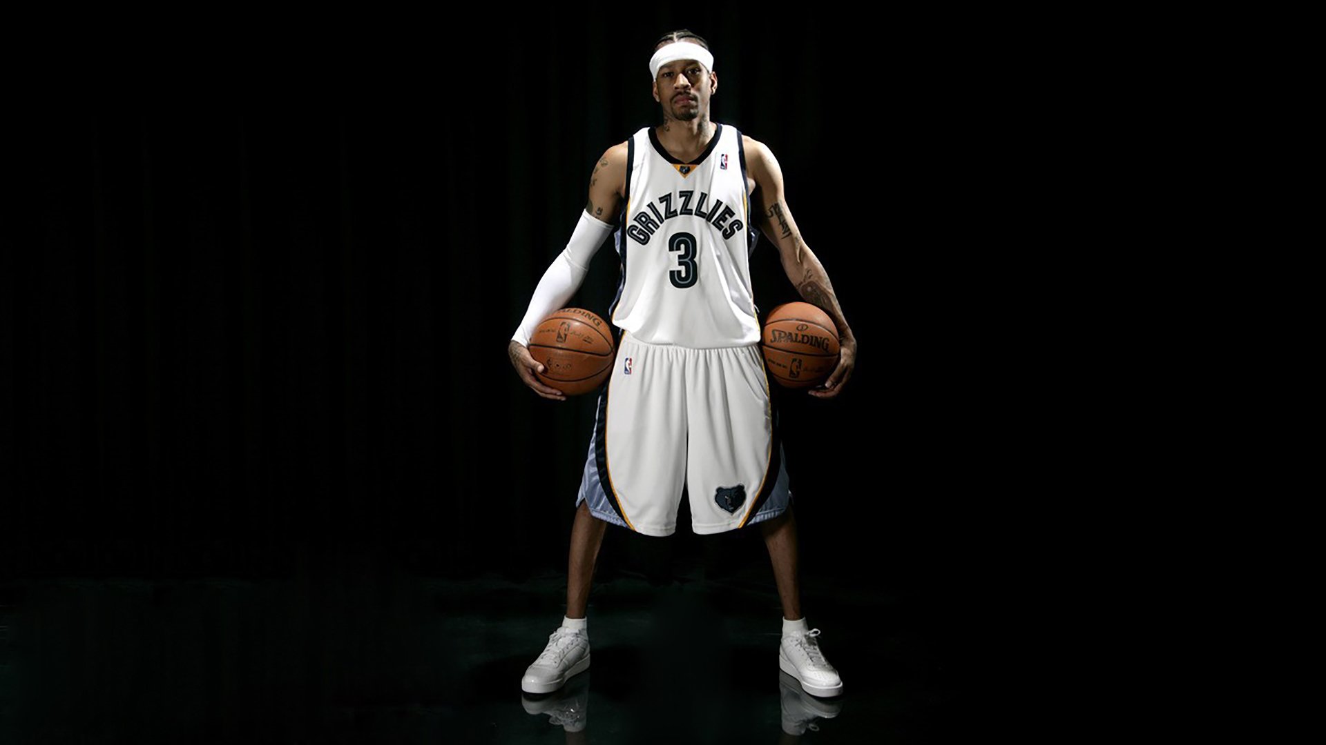 “高新体育中心羽毛球：快速反应与精准击球的完美展示”