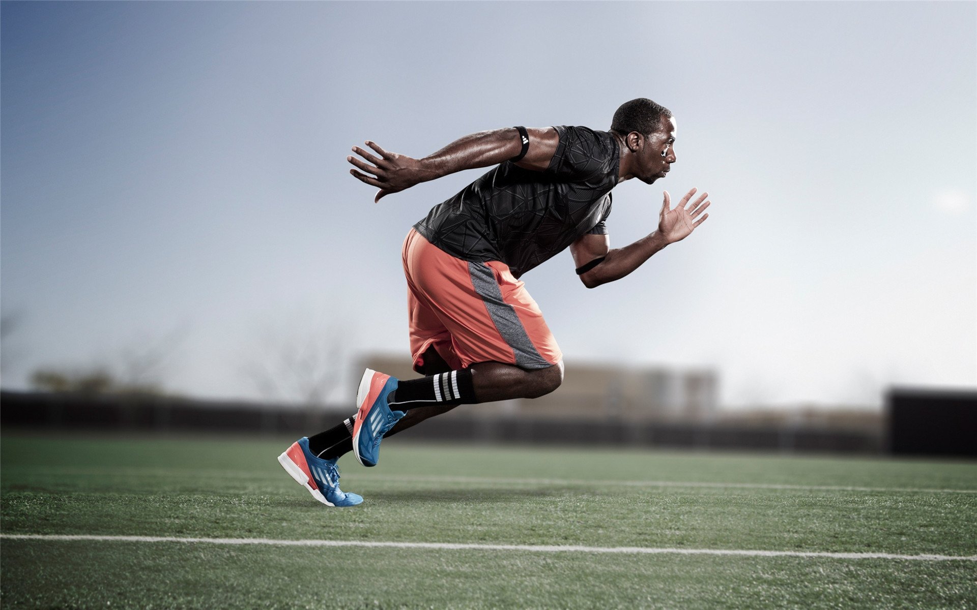 外援与本土球员之间的配合逐步趋于默契展现战术执行力,外援球队球员